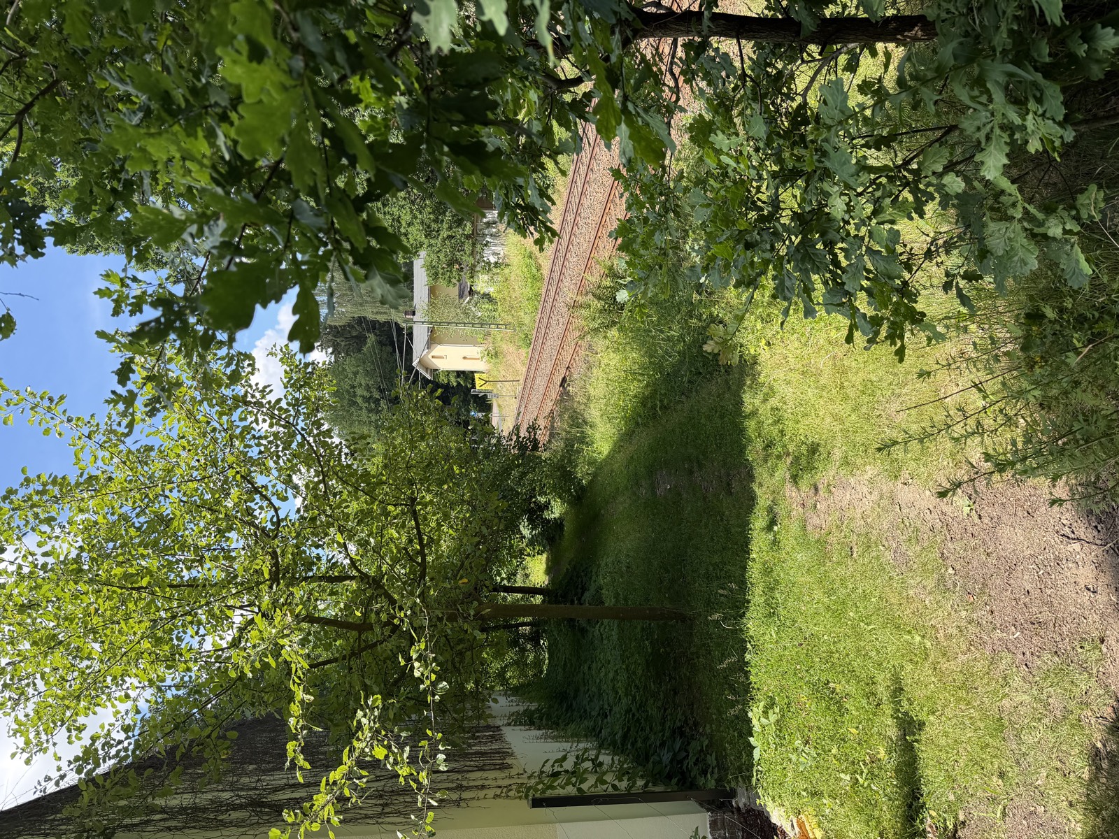 Blick vom Garten auf die Bahnstrecke